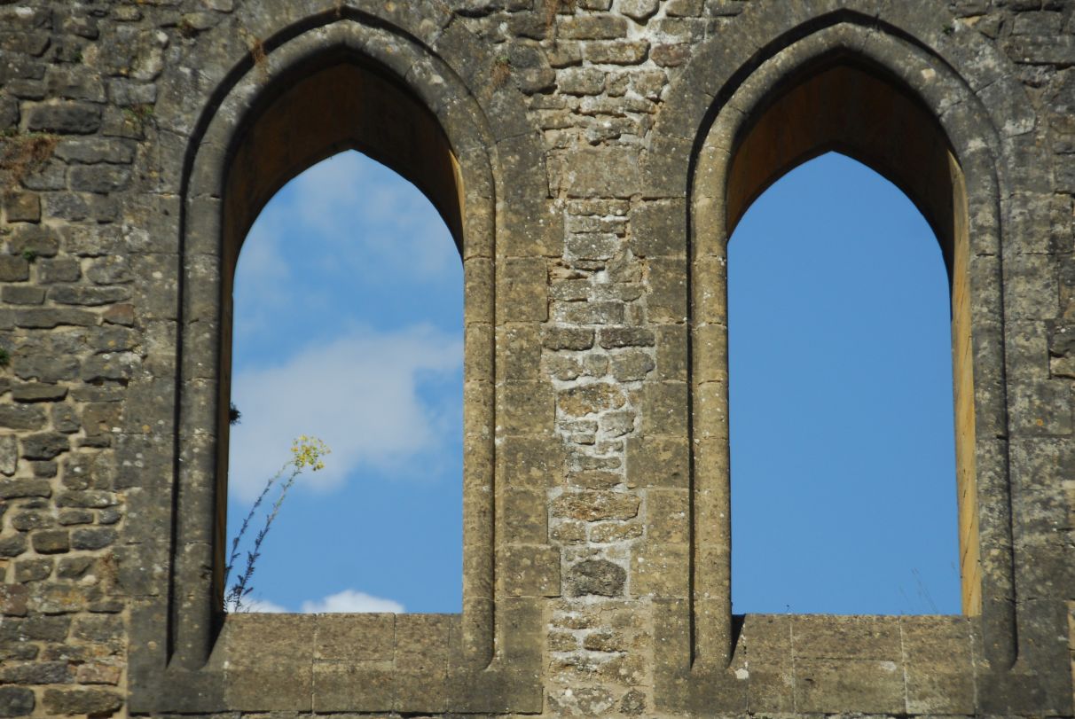 Photo de deux hautes fenêtres des ruines de l'abbaye d'Orval 
